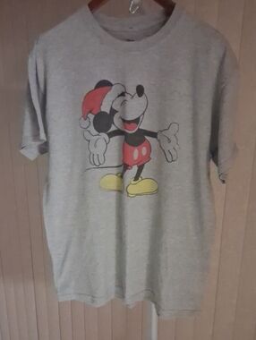 Disney Gray Tee with Mickey Holiday Graphic (Large)